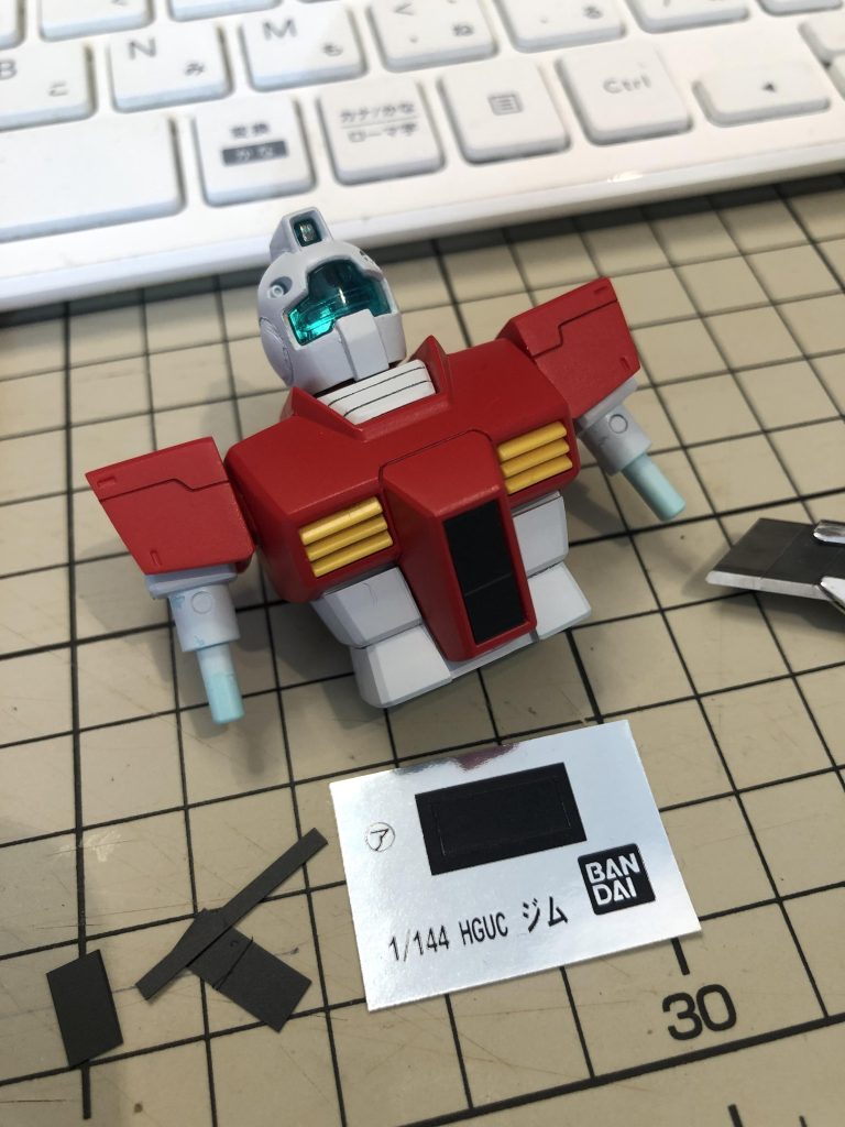 だいぶ古いキットなので寂しげな面にモールドを少々追加。コクピットハッチは付属シールをやめて京商evergreenのプラシートを貼りました。塗装の手間が省けるし成型色っぽい質感も良さげ。