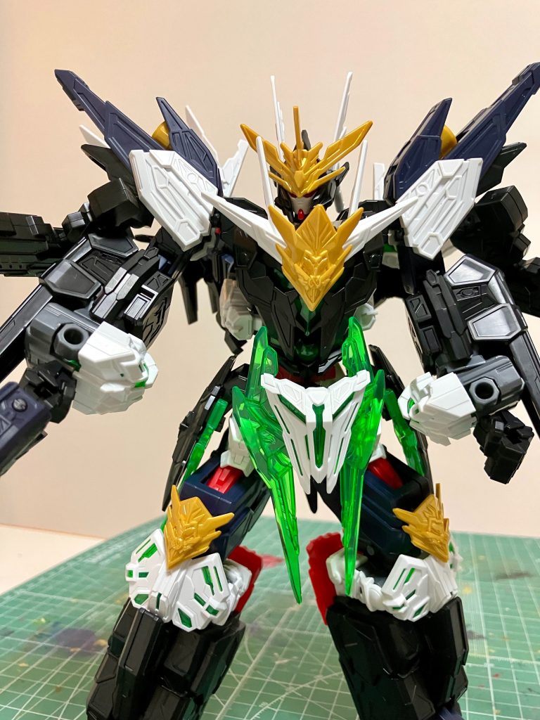 ジェネラルフォートレス形態への合体時にも、クアンタGFのものを含めて計3門のジャスティス・レールガンを装備する事が出来ました。元々は3機体それぞれ原作準拠カラー変更というコンセプトで先行して作ったので、ジェネラルフォートレス合体時のカラーリングはややまとまりが無い感じではありますが、各キャラクター像で設定した通り個性的面々の急造部隊という事で、急場凌ぎの暫定合体のようなイメージで整えました。とりあえず何より無事SDWヒーローズキットの集大成的なリアル形態合体3作品をオリジナル要素含めた製作で完成させる事が出来て、有意義な経験となりました。