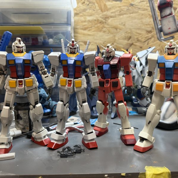 最近、、根気がなくて、、夜眠くなっちゃうですよね。。。G-3ガンダムデカール貼り、、オリジン用のじゃないから、、合わないんですよね。。ま、、マークⅡの時ほどじゃないのでマシですけど、、笑 MGのガンダム達、メル◯りでゲットしたジャンク、、知り合いからもらった物を集めて組み上げたパッチワーク、どれも微妙〜にパーツが足りない。。ver.3.0なんて、、あと指が数本あれば、、って、思ってたら、、、 思い出した！！ 以前、ガンダムベースで買ったバーニア！！！ ん〜〜ビンゴ！！「こんなん何処で使うんだ？」って思ってたら、、まさかの、、、笑（5枚目）