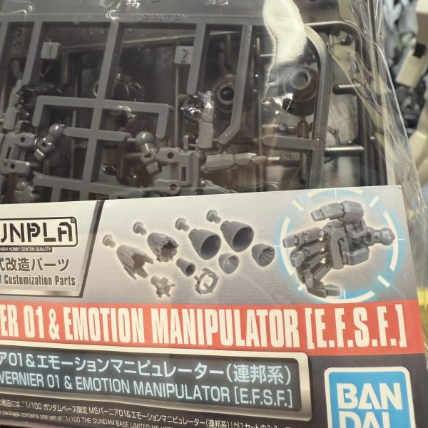 最近、、根気がなくて、、夜眠くなっちゃうですよね。。。G-3ガンダムデカール貼り、、オリジン用のじゃないから、、合わないんですよね。。ま、、マークⅡの時ほどじゃないのでマシですけど、、笑 MGのガンダム達、メル◯りでゲットしたジャンク、、知り合いからもらった物を集めて組み上げたパッチワーク、どれも微妙〜にパーツが足りない。。ver.3.0なんて、、あと指が数本あれば、、って、思ってたら、、、 思い出した！！ 以前、ガンダムベースで買ったバーニア！！！ ん〜〜ビンゴ！！「こんなん何処で使うんだ？」って思ってたら、、まさかの、、、笑（6枚目）
