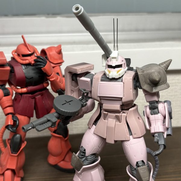1日経過したらこうなりました。頭部が大きく変わっていますね。ついでにバックパックに筒が刺さってます。察しが良い方ならもう気づかれているかもしれません。わざわざデザートザク買ってザクキャノンを作る人間がここにいるんです。阿保ですね。狂気の沙汰ほど面白い…。