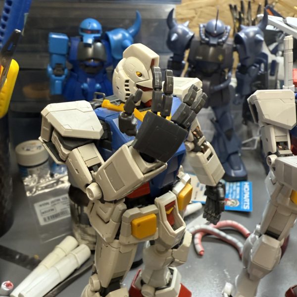 最近、、根気がなくて、、夜眠くなっちゃうですよね。。。G-3ガンダムデカール貼り、、オリジン用のじゃないから、、合わないんですよね。。ま、、マークⅡの時ほどじゃないのでマシですけど、、笑 MGのガンダム達、メル◯りでゲットしたジャンク、、知り合いからもらった物を集めて組み上げたパッチワーク、どれも微妙〜にパーツが足りない。。ver.3.0なんて、、あと指が数本あれば、、って、思ってたら、、、 思い出した！！ 以前、ガンダムベースで買ったバーニア！！！ ん〜〜ビンゴ！！「こんなん何処で使うんだ？」って思ってたら、、まさかの、、、笑（7枚目）