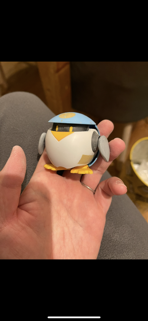 余分な部分はパテで埋めたり削ったりしました。翼はプラ板でスクラッチしています。脚も思い切って省略し、水かきだけにしました。