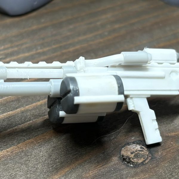 メインウェポンの140mm機関銃をスクラッチ チャンス！あのPayPayのスクラッチチャンスうるさくて恥ずかしいからやめて欲しい…。スパイクは色々尖ってるとぶつかるので置き換え。脚部も追加装甲をつけたり、ダクト追加したりしてます。あとはシールド周りにサブウェポン追加して…ビックガンはどうしようかな…そもそものデザートザクの腰ランチャーあるのでいらんかな。（2枚目）
