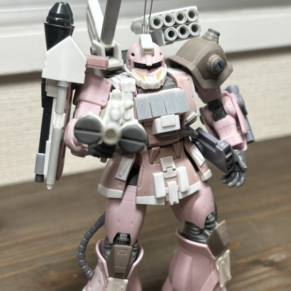 思ったよりサクサクと進み、近接ウェポン兼工作用のスコップができ、シールドにアタッチメントを造ってシュツルム・ファウストを2本装備できるようにしました。もう大ボリュームだしスクラッチは後少し触って終わりにしようかな。ほぼ、キットが優秀なので触るところが限定されるので楽ちん…。もう一体買うか凄まじく悩んでます。（3枚目）