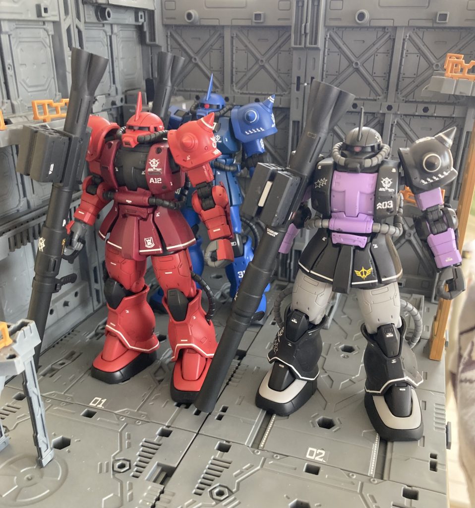 ディスプレイベースにて、黒い三連星ガイア用ザクⅡ、ランバラル用F2ザクⅡと。やはりザクⅡはTHE ORIGIN版とF2がかっこいいですね。