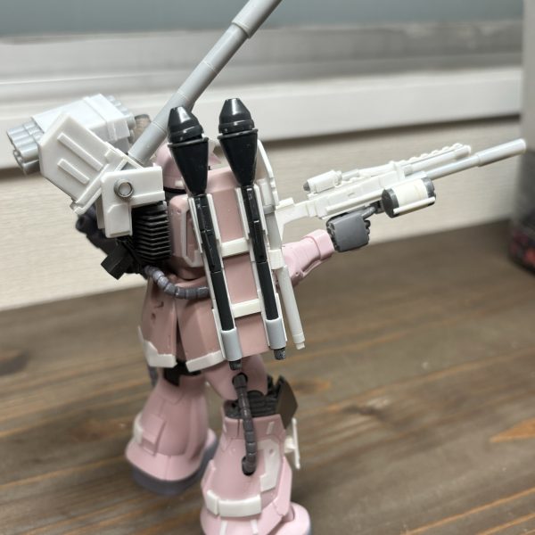 思ったよりサクサクと進み、近接ウェポン兼工作用のスコップができ、シールドにアタッチメントを造ってシュツルム・ファウストを2本装備できるようにしました。もう大ボリュームだしスクラッチは後少し触って終わりにしようかな。ほぼ、キットが優秀なので触るところが限定されるので楽ちん…。もう一体買うか凄まじく悩んでます。（2枚目）