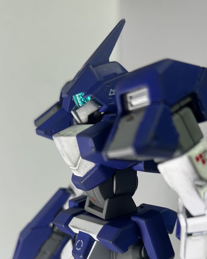 頭部。新規頭部ですね、めっちゃイケメン。めっちゃ出来が良いし組むだけで設定通りに。頬と後頭部のセンサーが見どころと思う。多分、当時出ていたら、頬と後頭部のセンサーはシールでこんなカラー分割になって無かったかと。ゴーグル内にメッキシール貼ってます。胴体。変わらず。元のキットからしてコレで良いかと。一応背中側を変に目立たない程度にディテールアップしました。