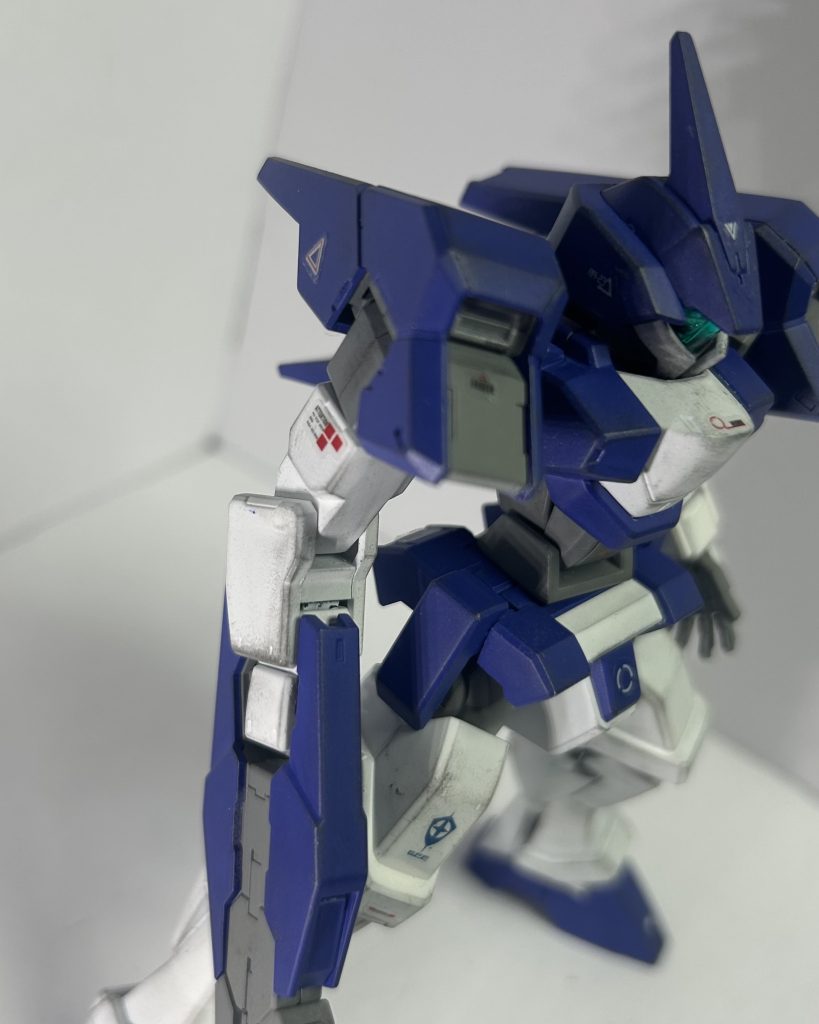 腕。新規の肩部ユニットは分割線が全く目立たない優秀な作り。わりかし塗り分けしやすいのも評価点かと。それより下の腕は元キットと共通……合わせ目目立つ位置にあるけどまぁ仕方ないかなと。前腕部の合わせ目は消そうとすると面倒なので、筋彫りしたり、カッターでカンナ掛けの要領で段差を作って誤魔化しました。