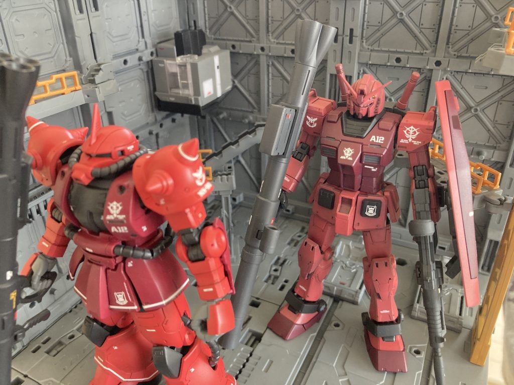 そしてこちらも以前製作した、シャア専用ガンダムと。最近では「赤いガンダム」と言われていますね。並べると結構、赤色の違い大きいです。