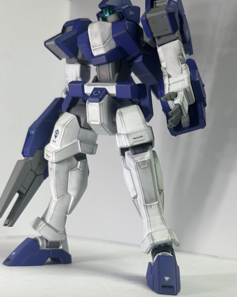 腰。言うまでもなくストレート組み。手を加える必要が無かった……！足。元キットと一緒。足首と足の付け根ディテールアップしました。具体的には、足首の付け根と足の付け根が寂しかったのでディテールアップパーツを貼って情報量を上げました……まぁほとんど見えないけど。つま先の段差をデザインナイフで削り開口しました。