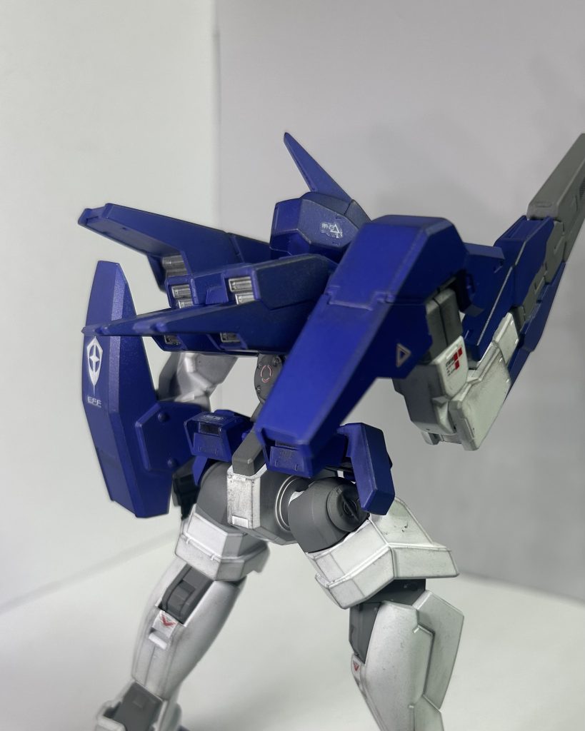 バックパック。新規造形。作りやすく塗り分けしやすい上に形良き、つまり良き。武器。合わせ目出ないし、塗り分けしやすいのも良い。何よりもハッタリが効いたデザインでカッコいい！シールドとサーベルは変わらないので割愛。