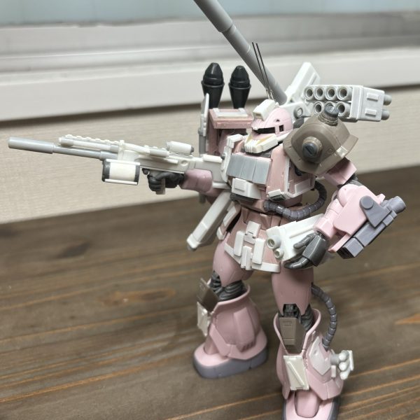 ビッグガンをデザート・ザクらしくサイドアーマー直接付ける形の作りにしてみました。あとは脚部にスモークディスチャージャーも付けたので、これで基本工作は完了。表面処理入って塗装しますかねー。いやー本当元キットが素晴らしいから最速で進められてますねー。（2枚目）