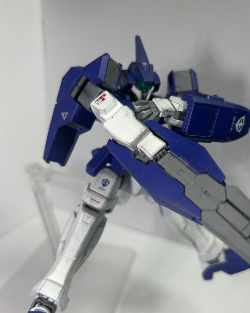 それはさておき塗装です。ブルーバイオレット……これはキットの青が少しほんのり紫がかった青なのでそれを強調する為にチョイスしました。マットホワイト……機体の来歴的に、オブライトさんが非常に大切に乗っているのを強調したくて真っ白にしました。関節等にはニュートラルグレー。スラスターにはシルバーリーフ。サクッと汚してサクッと艶消しで。写真じゃ結構青っぽい感じだけど、実物は結構これ以上に紫っぽいのです。デカールはMGのAGE1のやつの所属マークを使用。その他注意書きとかは100均の。