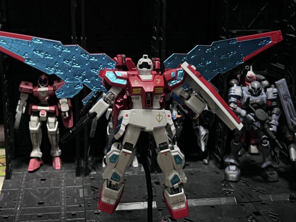 ガンダムホワイトとタミヤレッドを使用し塗装悩んだが付属のシールを使用して完成させた