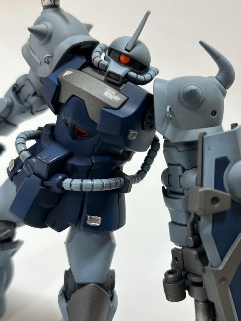 ほんとはグレーをベースに明るいブルーはうっすら乗せるつもりでしたが意外と普通のカラーになってしまいました。