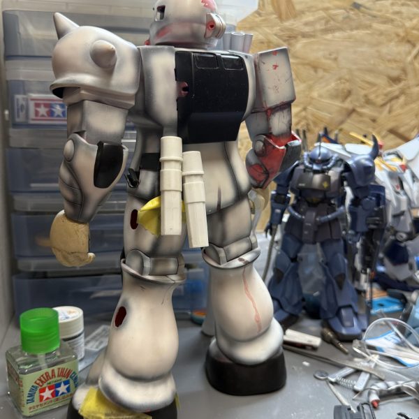 旧キット、ホワイトオーガー手直し企画  その2こちらも久々、、とりあえず完成した状態で預かったので、、何をするにも超大変。。目を光らせるにしても体ガチガチに固定してあるので、、分解不可、、結果、頭の部分だけかち割ってLED仕込んだり、、足に空いた穴を、埋めるのも、、「ふぅ〜〜」です。。。 バズーカのスコープは適当に、、ちょっと昭和の匂いがするバズーカに、、笑 スタイルはこのままが良いとのことなので、、スタイルは触らず。。。こういうのって、、カッコいいとか、、ダサいとかじゃないんでしょうね。。きっと、、、 笑 あと、、クローバー超合金カラーのガンダムも補修します。。。笑（5枚目）