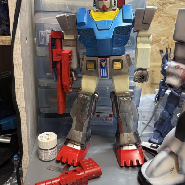 旧キット、ホワイトオーガー手直し企画  その2こちらも久々、、とりあえず完成した状態で預かったので、、何をするにも超大変。。目を光らせるにしても体ガチガチに固定してあるので、、分解不可、、結果、頭の部分だけかち割ってLED仕込んだり、、足に空いた穴を、埋めるのも、、「ふぅ〜〜」です。。。 バズーカのスコープは適当に、、ちょっと昭和の匂いがするバズーカに、、笑 スタイルはこのままが良いとのことなので、、スタイルは触らず。。。こういうのって、、カッコいいとか、、ダサいとかじゃないんでしょうね。。きっと、、、 笑 あと、、クローバー超合金カラーのガンダムも補修します。。。笑（7枚目）