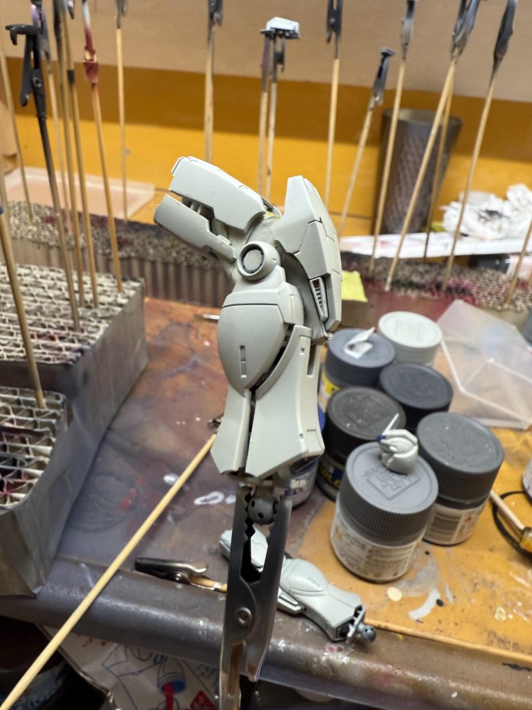 オリジンガンダム、、めちゃくちゃ塗りやすかったです。。ちゃんとマスキングしたのこの足の関節くらい。。。笑