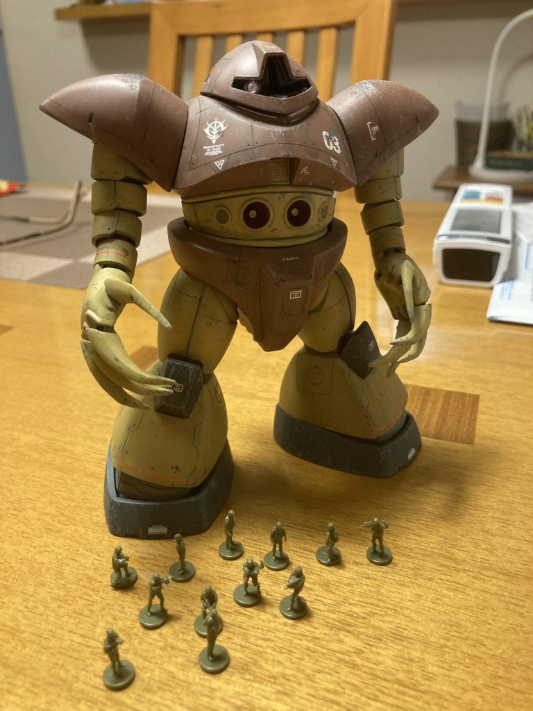 オマケダイソーで売ってる1/150の兵隊さんは、ディテールや塗装表現の大きさの目安になるので便利です。いや、デカいもんだな…MSって。。。最後までお付き合いいただきましてありがとうございました〜!!…ヽ(°▽、°)ノ