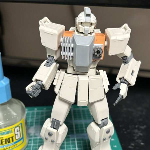 あージムの顔ってこんなんだったかなぁと色々画像漁ったりしてましたが、もう触る方が早いとたょこちょこといじりました。胸部の魔改造はじめました。ガトリングの胸部固定兵装つけてみたりダクトを付け替えつつガードつけたり、もうアホみたいにいじる方針で突っ走ります。