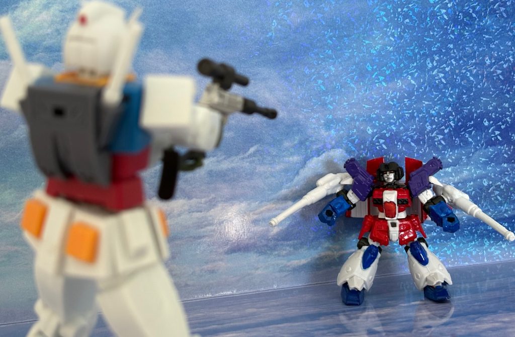 メガトロン(銃)「何を言っておる、この愚か者MEGA!!」スタースクリーム「げっ、メガトロン様!!お許しください」スタスクとメガトロンの関係はこち亀の両さんと大原部長みたいだね。