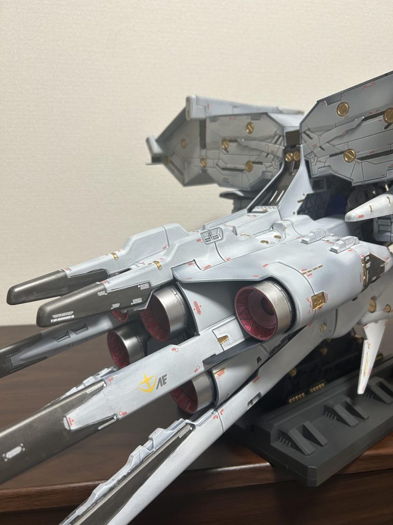 バックショットになります。先ほども書いた通り、ポイントとしてブラックメタルをオリジナルカラーとして塗り分けました。白短調では無くなったので全体が締まったと思います。バーニアの塗り分けも綺麗にできたと思います。バーニア