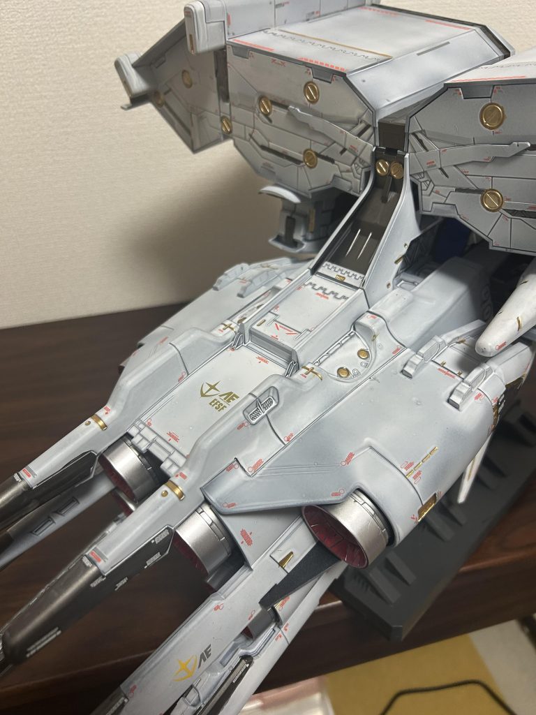 ウエポンコンテナ背部と本体後部です。ここも細かくゴールドを入れていきました。デカールは今回ここにいちばん力を入れました。背部にはなるのですが、いちばん面が広く、見える部分になるからです。