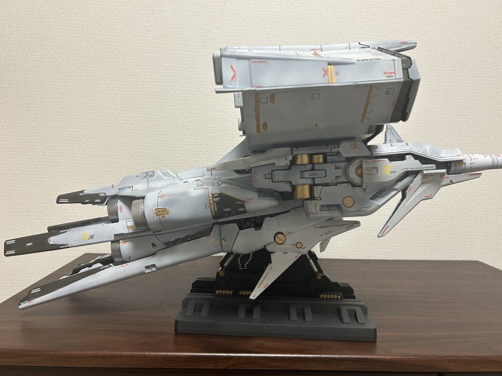 サイドアングルです。これも写真を撮るのが大変です(笑)ゴールドをアクセント、ブラックメタルをオリジナルで部分塗装しました。