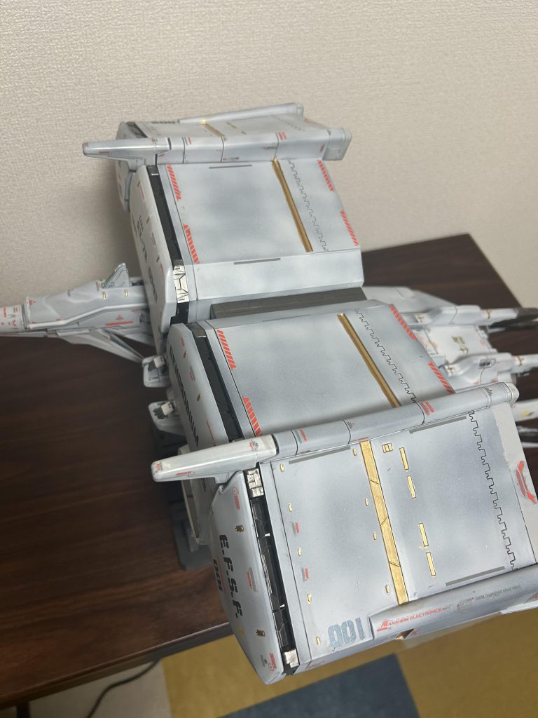 ウエポンコンテナ上部です。黒立ち上げ特有の奥行きのあるムラが出せたと思います。