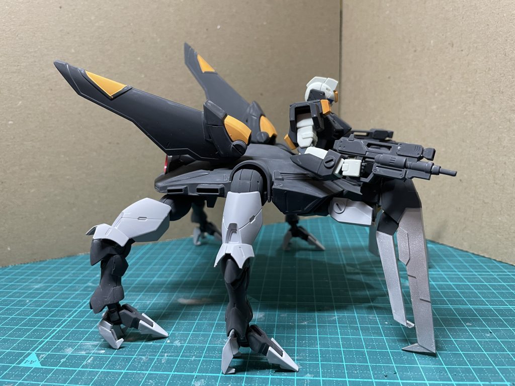 後ろ足4本はベギルベウとベギルペンデ、羽？はギャンシュトロームです。