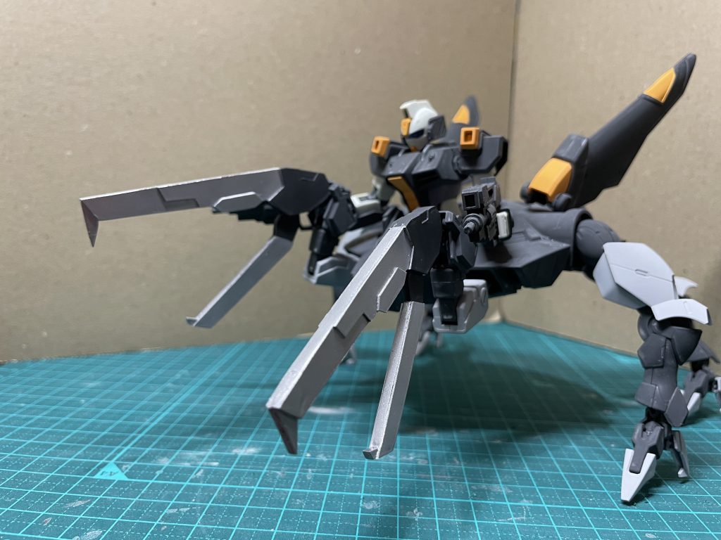 上半身はダガーLです。爪はプラ板から作成し、胴体はフルメカニクスフォビドゥンです。