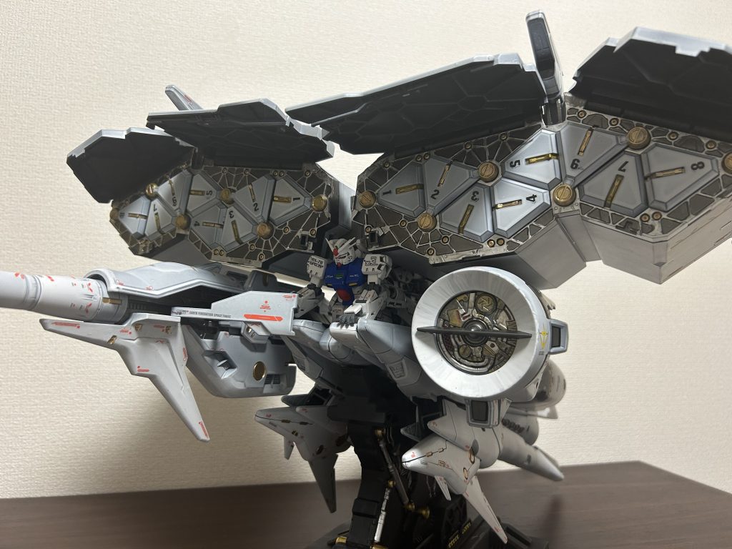 ウエポンコンテナ解放状態です。内部に限らず、筆塗装でシルバーとゴールドをアクセントとして使ったのがポイントです。メカメカしさが増してると思います。