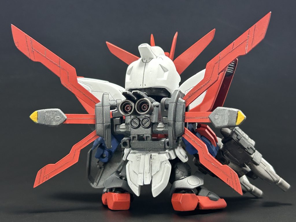 羽根を展開!羽根はRGゴッドと同じく基部に可動域を設けてあり、自由度は高め。変形の都合というよりは恩恵かも。材料は、頭と腰アーマーと羽根の基部をBB242番ゴッドから。あとは創傑伝張飛ゴッド、LGBB號斗丸、LGBB二代目大将軍、HGゴッド辺りからパーツを使用してます。全部わかったらすごい!ちなみにアンテナ、肩、羽根はプラ板です。