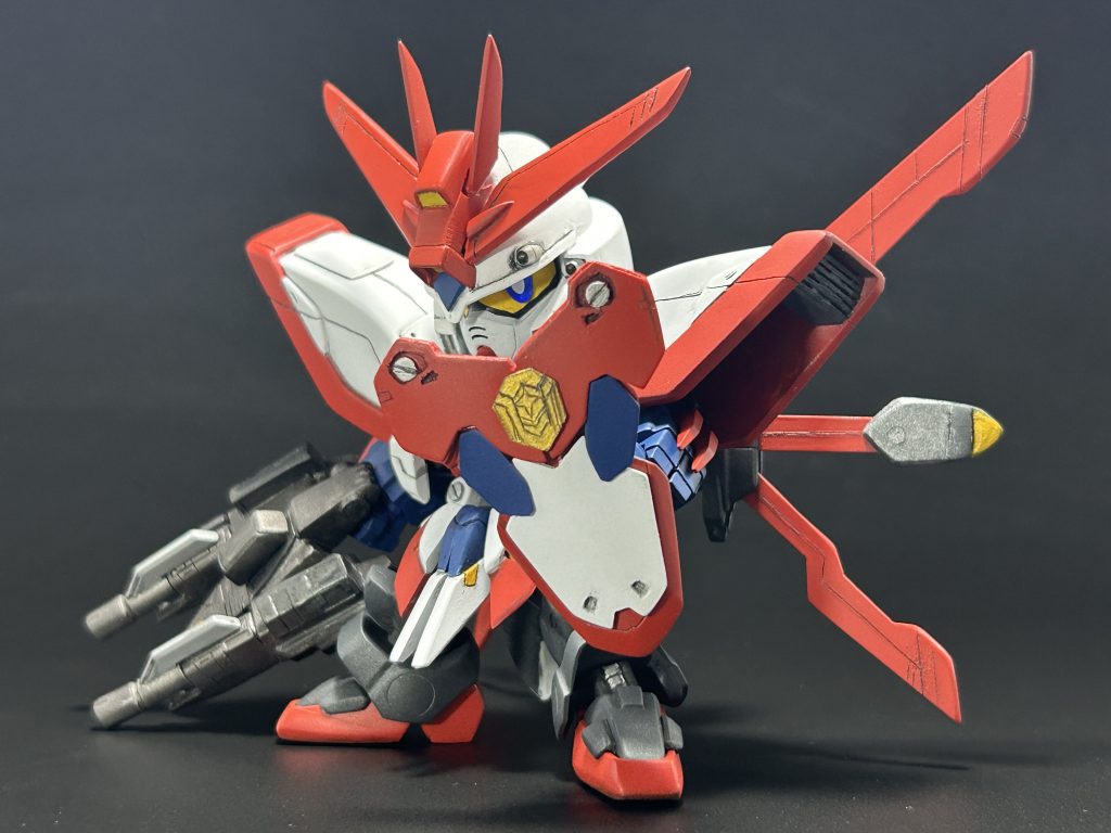 武器②ウインドスラッシャーデザインがステキな盾。武器みたいな名前ですが、多分「風切り羽」(鳥が飛ぶ時に重要な羽)から来てると予想。変形時は先端に来るってのも関係あるかも?下側の赤部分をHGゴッドのリアスカートから作成、それ以外はプラ板でスクラッチです。 余談)武器は2つとも変形時のバランスを考慮して作ってますが、銃の方はゴツ過ぎたかもしれない。迫力はあるので良し!