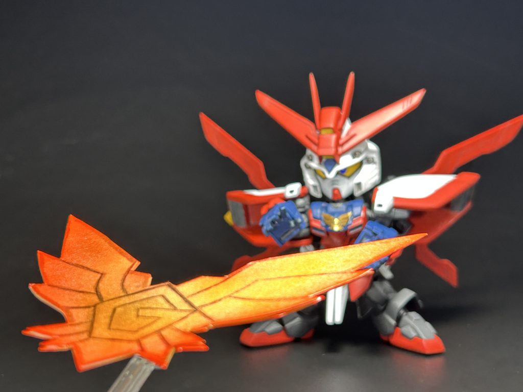 必殺技その②ゴッドエンブレムゲージを貯めたら撃てるようになるぞ!(ゲームでの話) SDガンダムオーバーギャラクシアンというシューティングゲーム内で使う方の必殺技。おそらく、パーソナルマーク(胸にも同じマークあり)の形をしたエンブレム的な何か(エネルギーの塊?)を撃ち出す技でしょう。生まれはシューティングの都合かもですが、石破天驚拳っぽい飛び道具必殺技も良きですね。胸のパーソナルマークを作る際、手書きしたマークを拡大コピーして(逆に胸の方は縮小コピー)グラデ塗装+プラ板に貼り付けた物になります。