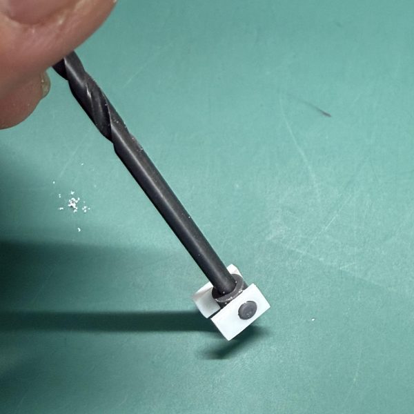 勢いつけて、、放置中のドムを完成させる！！ 本日の作業、、顔が刺さるポリキャップの部屋をて適当〜に、ぶっ壊し。。ステー作り直して、日々こんな感じで後ろにずらす。。 でもって、顔の軸を少し伸ばしてやると、、 優しい感じが、キリッとします。。 写真撮る時、顎引くって、大切っ（3枚目）