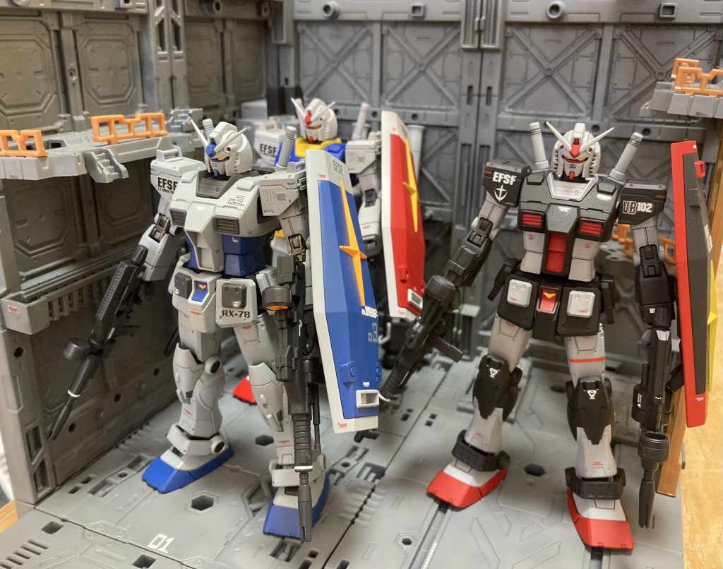 いつもの山田科学さんのディスプレイベースで製作、塗装したMS格納庫にて01機、02機とパシャリ。01プロトのみシールドは正規の持ち方です。