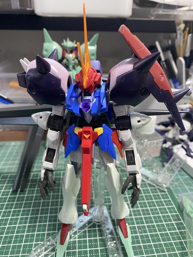 天使が闇堕ちして力を得るというようなイメージで作りましたガ系シリーズに乗ってたイノベイド達純粋種の刹那にボコボコにされていたのもあり嫉妬していたんじゃないかとの、妄想から材料として使ってみました完成後に気づいたんですがルプスレクスの手だと干渉してメガランチャー持たないんですよね...まぁ見た目良ければヨシちなみにデカールが②なのは大罪の序列が2番目らしいのでコレにしました次は形はできてるのでならべく早く完成させます...