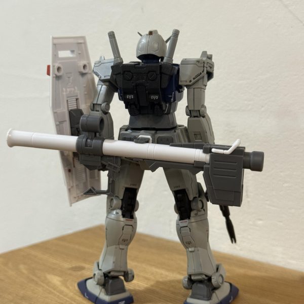 連投失礼致します。ガンダムのシールド腕と、シールドに埋め込んだネオジウム磁石の力でいい感じに装備可能！！ ライフルもこんな感じで！ そしてバズーカもバッチ、、、磁石1セットしか仕込んでないので、バズがバランスを崩すと、、重さに負けてクルッとなります。。  はぁ、、、、直そ、、 いや、、、寝よ（5枚目）