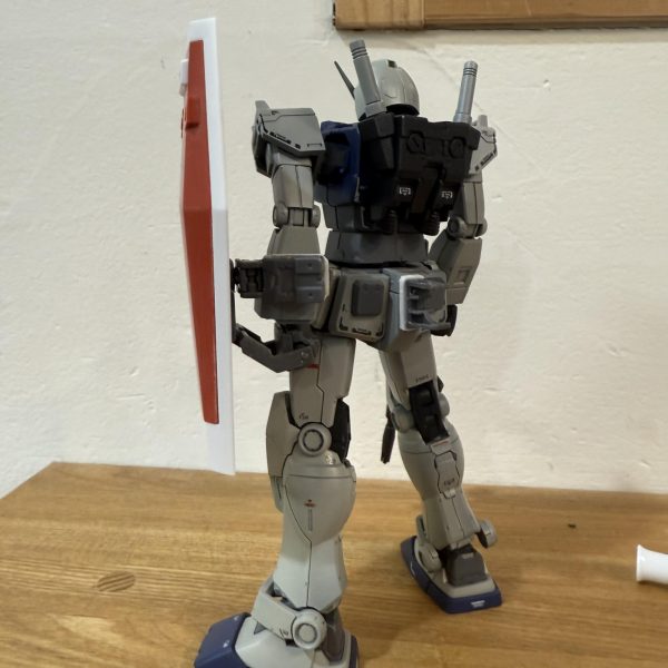 連投失礼致します。ガンダムのシールド腕と、シールドに埋め込んだネオジウム磁石の力でいい感じに装備可能！！ ライフルもこんな感じで！ そしてバズーカもバッチ、、、磁石1セットしか仕込んでないので、バズがバランスを崩すと、、重さに負けてクルッとなります。。  はぁ、、、、直そ、、 いや、、、寝よ（2枚目）