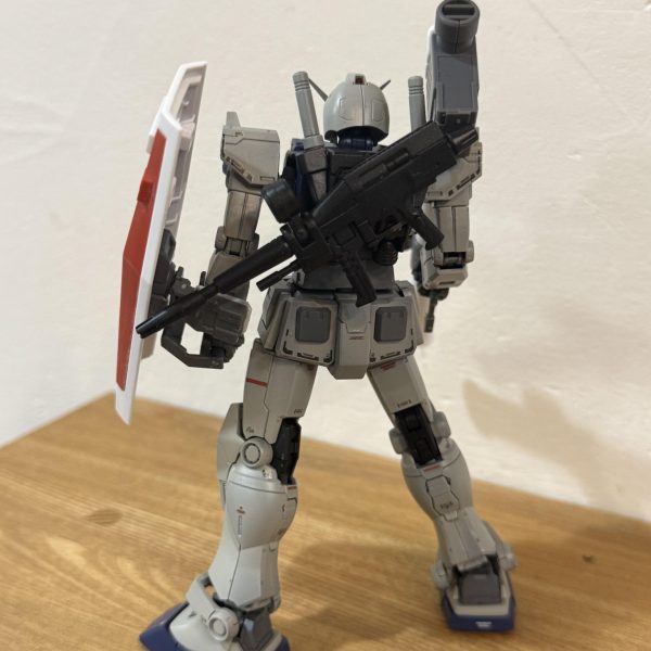 連投失礼致します。ガンダムのシールド腕と、シールドに埋め込んだネオジウム磁石の力でいい感じに装備可能！！ ライフルもこんな感じで！ そしてバズーカもバッチ、、、磁石1セットしか仕込んでないので、バズがバランスを崩すと、、重さに負けてクルッとなります。。  はぁ、、、、直そ、、 いや、、、寝よ（3枚目）