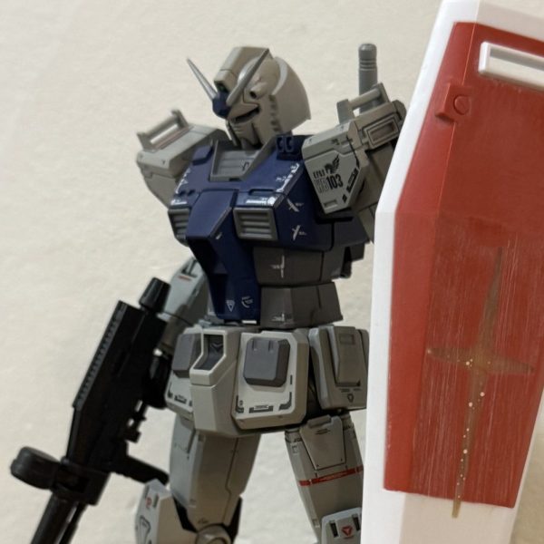連投失礼致します。ガンダムのシールド腕と、シールドに埋め込んだネオジウム磁石の力でいい感じに装備可能！！ ライフルもこんな感じで！ そしてバズーカもバッチ、、、磁石1セットしか仕込んでないので、バズがバランスを崩すと、、重さに負けてクルッとなります。。  はぁ、、、、直そ、、 いや、、、寝よ（1枚目）
