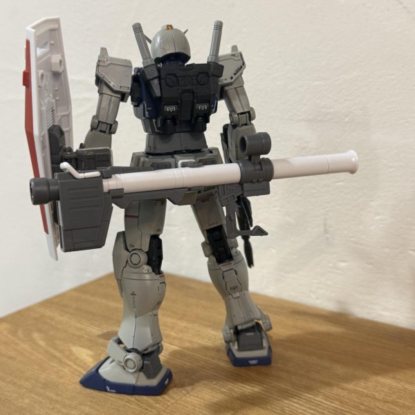 連投失礼致します。ガンダムのシールド腕と、シールドに埋め込んだネオジウム磁石の力でいい感じに装備可能！！ ライフルもこんな感じで！ そしてバズーカもバッチ、、、磁石1セットしか仕込んでないので、バズがバランスを崩すと、、重さに負けてクルッとなります。。  はぁ、、、、直そ、、 いや、、、寝よ（4枚目）