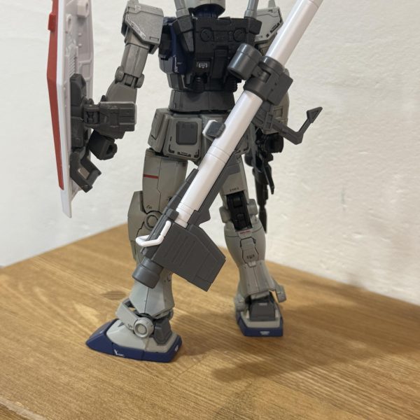連投失礼致します。ガンダムのシールド腕と、シールドに埋め込んだネオジウム磁石の力でいい感じに装備可能！！ ライフルもこんな感じで！ そしてバズーカもバッチ、、、磁石1セットしか仕込んでないので、バズがバランスを崩すと、、重さに負けてクルッとなります。。  はぁ、、、、直そ、、 いや、、、寝よ（6枚目）