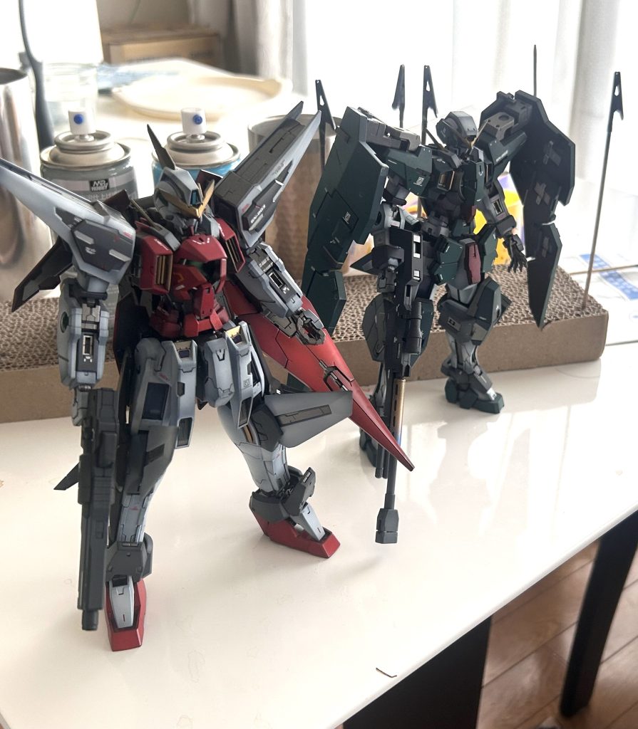 組んですぐにテーブルにデュナメスと並べた画像立って並ぶだけでアニメのワンシーン感が笑MGってすごい!