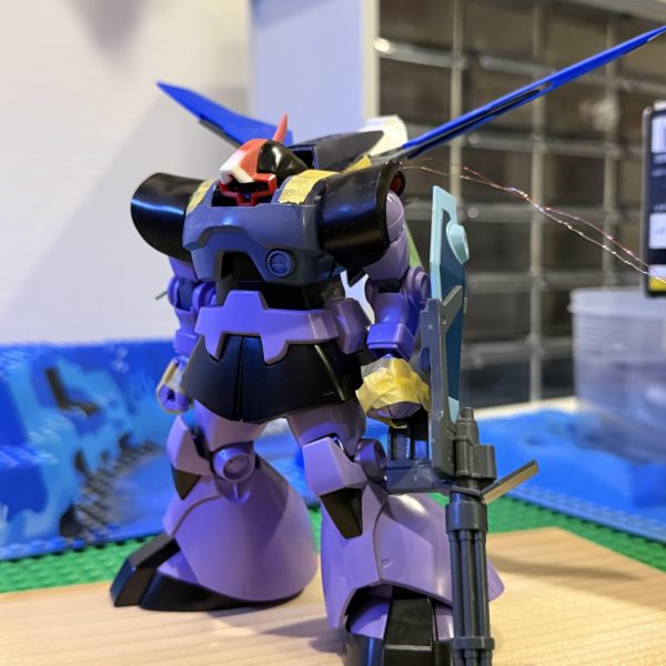ドム、、後ろ周りと顔はイジったのですが、正面から見たら普通〜のドムなんですよね。。 なので、、少しずつ触っていこうかと、、とりあえず胸周りパテをもりました。。 あと、腰に2mm程度プラ板を挟んでんその上に胴体とつなぐ軸を置いたので、、3mm程度伸びてます。。（2枚目）