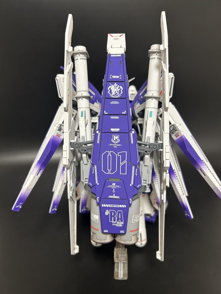 第2形態。後ろにかなりボリュームがきます。特徴のあるシールドもこの形態の見どころになるかなと思います。