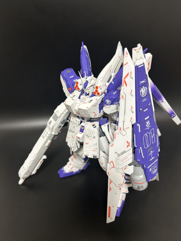 以上になります。とてもボリュームのあるキットですが、作り甲斐も作った後の達成感もとてもある良キットです。先述の通りポーズがほぼ取れないので素立ちで飾っていますがそれでも映えるカッコよさがあります。カトキデザインのものは、メタニカルクリアのνガンダムとサザビーもあるので作るのが楽しみです。