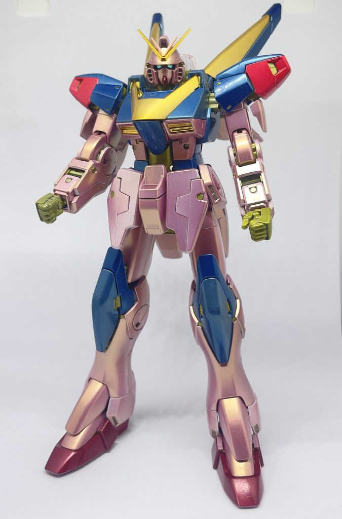 V2ガンダムです。肩の赤部分は…偏光ピンク/ゴールドを塗り忘れて…何処のパーツか確認せずにビギニングホワイトⅡの上からフィニッシュクリア レッドを塗装してます^^; 